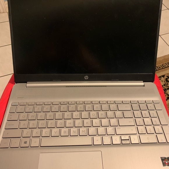 HP 15.6″ LAPTOP – NATURAL SILVER - Picture 4 of 4